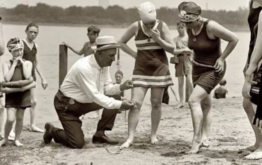 Tek Parti döneminde plajdaki kadınların etek boylarının ölçüldüğü iddiası