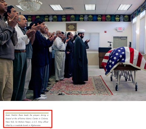 Fotoğrafın altındaki yazıda 2008 yılında Afganistan'da ölen ABD'li müslüman asker için New York'taki İslam merkezinde namaz kılındığı bilgisi veriliyor.